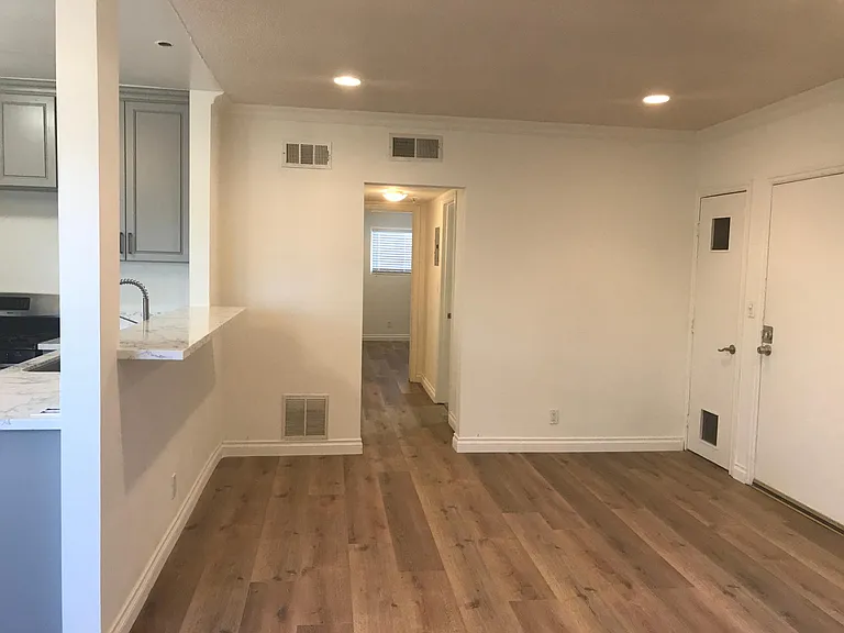 11471 Oxnard St #5 — Photo 14