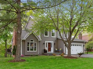 8910 Pine Bluff Ct, Eden Prairie, MN 55347