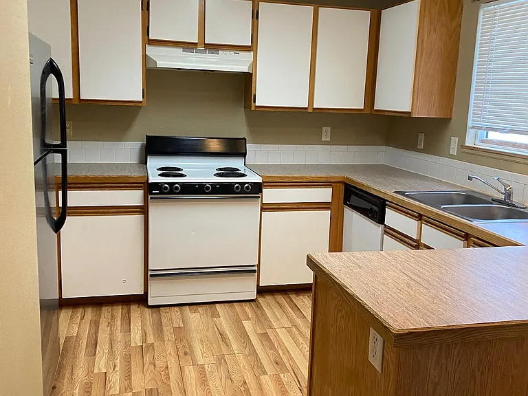 219 W Myrtle St — Photo 1