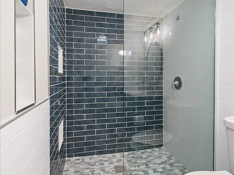 610 SW 47th Ter #4 — Photo 25