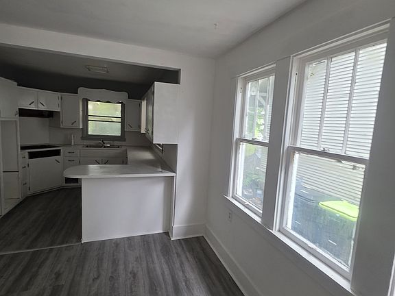 3rd image of 712 W Waggoner St