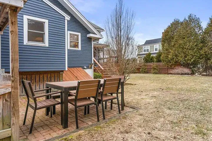 29 Versailles Ave — Photo 53