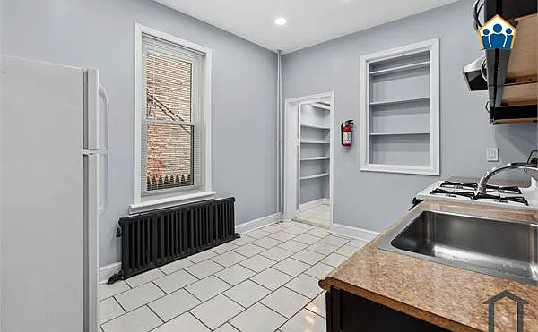 950 E Russell St — Photo 8