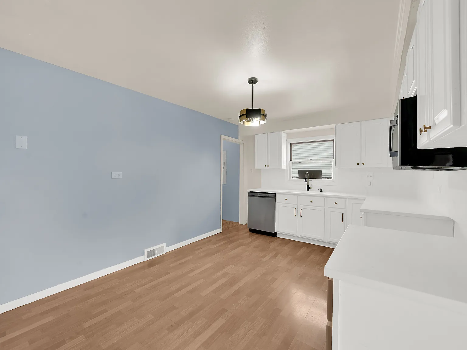 5 bed, 1999 sqft, $3,250 — Photo 3