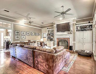 3rd image of 410 Country Club Dr