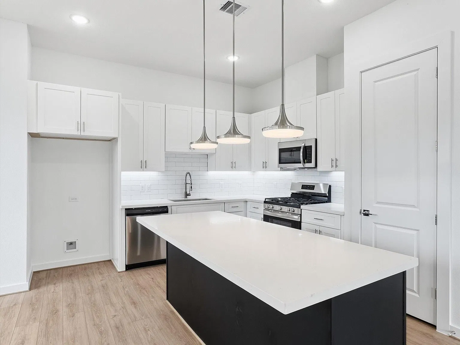 3 bed, 3.5 bath, 1809 sqft, $2,495 — Photo 4