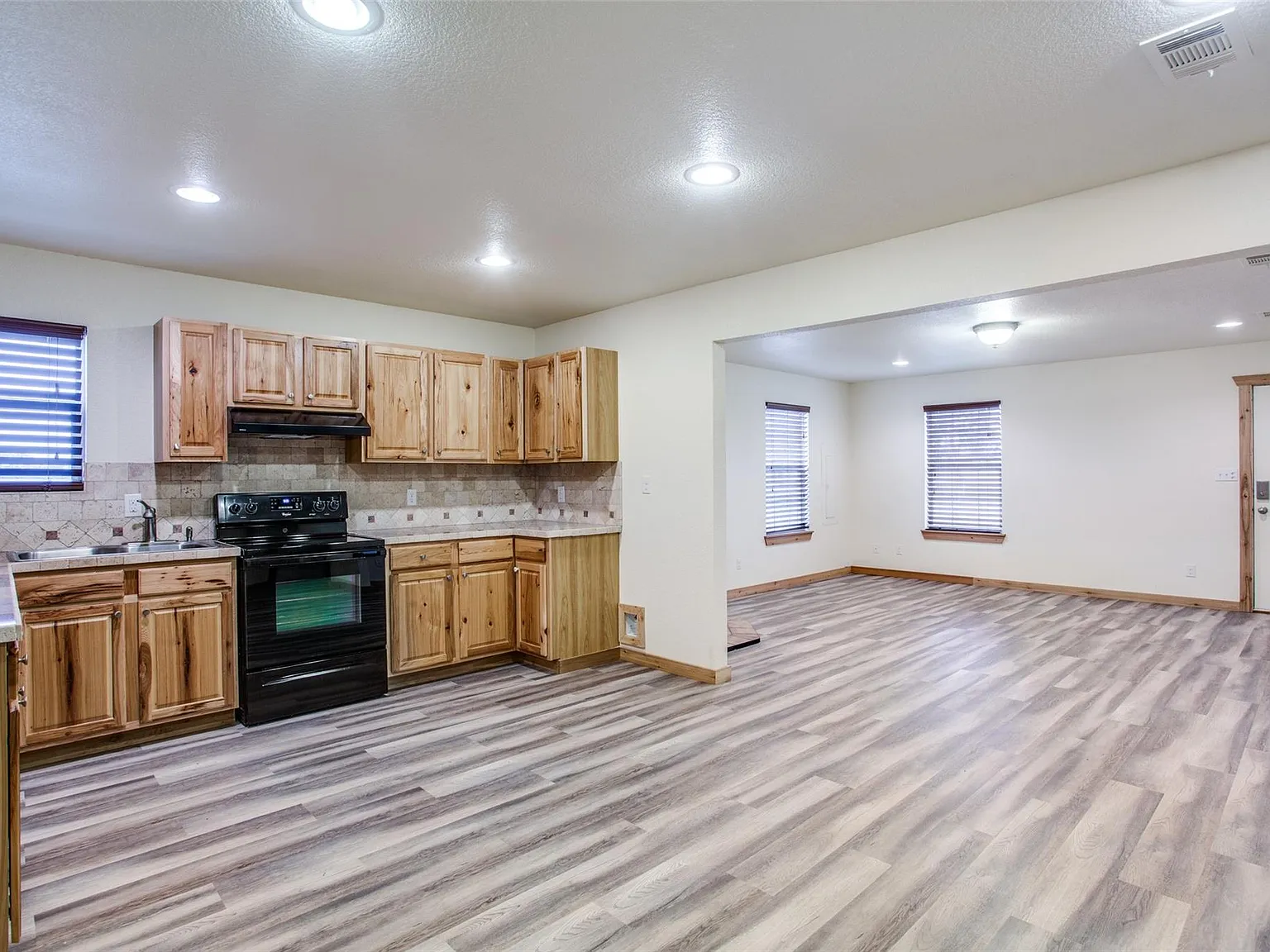 4 bed, 2627 sqft, $3,200 — Photo 2