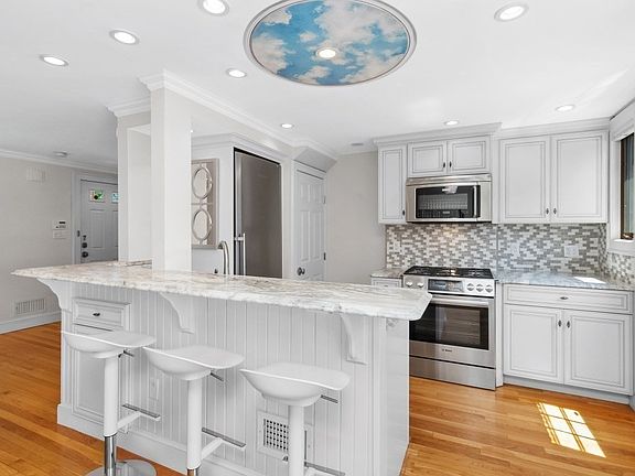 3rd image of 958 Belmont St #958