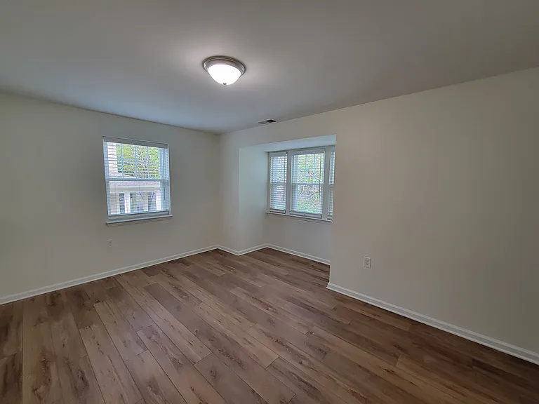 555 E 8th St #1 — Photo 13