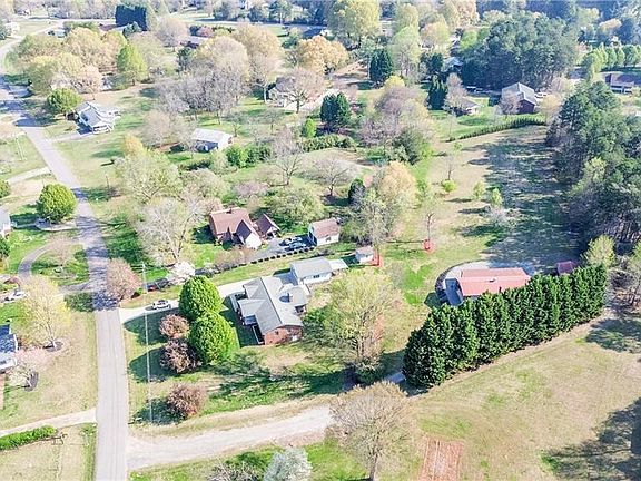 5th image of 167 Southwood Dr