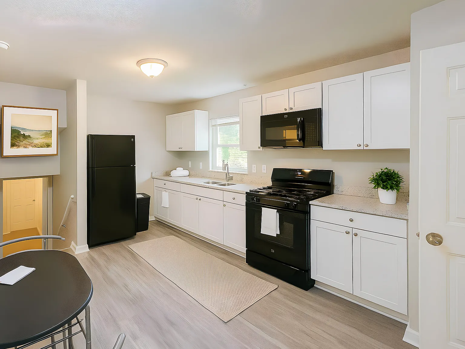 4 bed, 3.0 bath, 2100 sqft, $737 — Photo 3