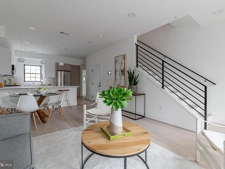 1411 Oak St NW — Photo 4