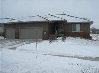 933 N Archer Dr, Sioux Falls, SD 57103