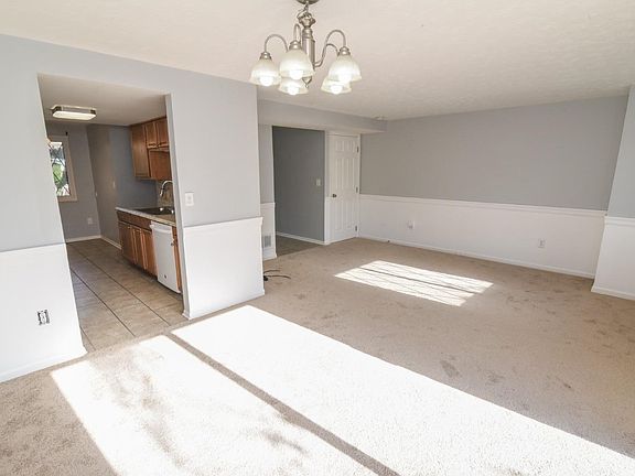 3rd image of 464 Dartmouth Cir