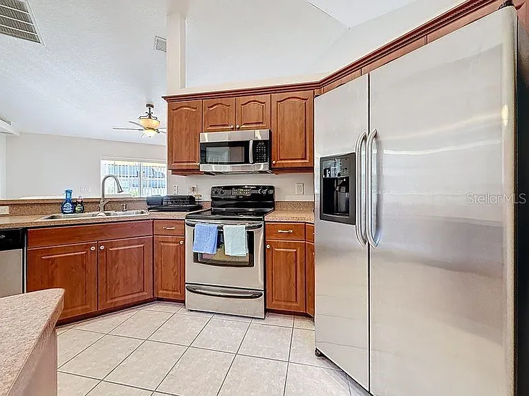 2402 Dryer Ave — Photo 11