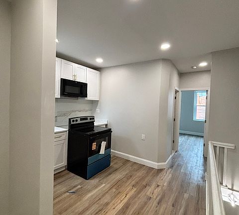 4th image of 3346 N Howard St #2