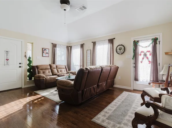 404 Avenue E, Ennis, TX 75119