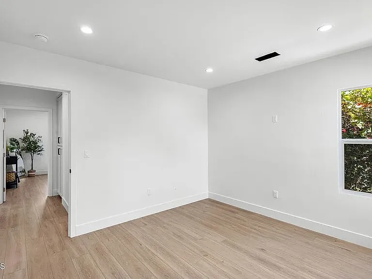 340 Jones St — Photo 13