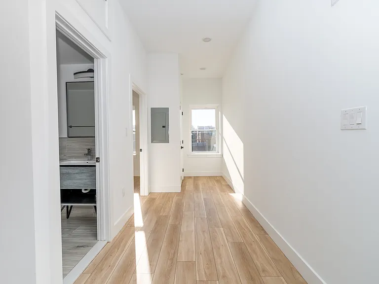 2700 E Auburn St — Photo 32