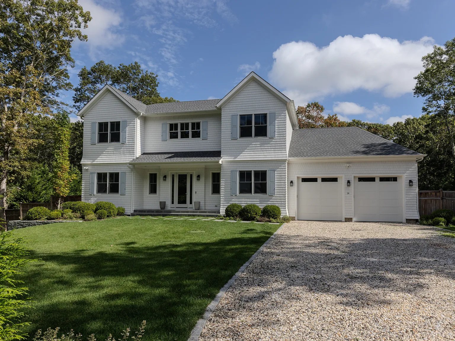 Pristine Luxury Southampton Retreat with Designer Interiors — Photo 3