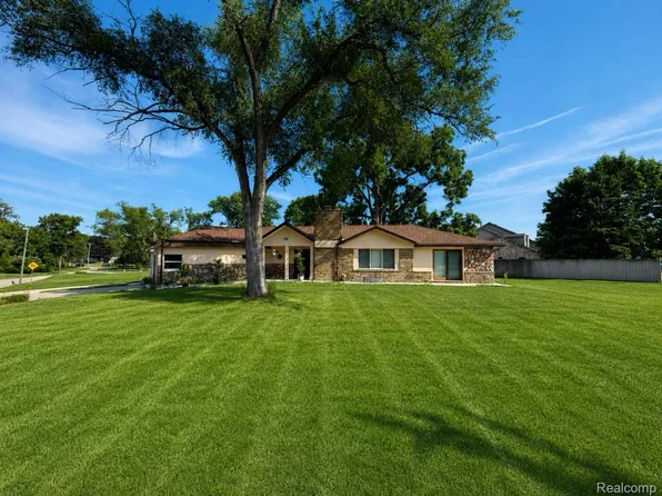 15500 Millar Rd, Clinton Township, MI 48036