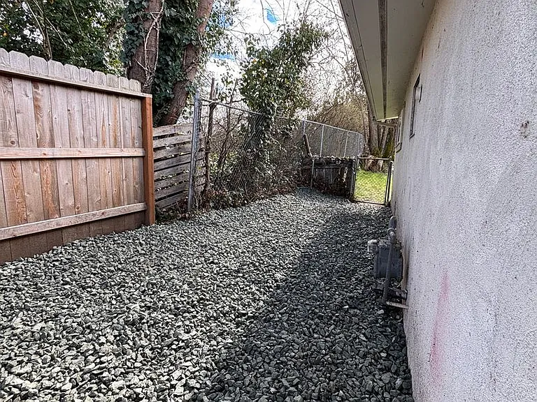 R1257 SW Plummer Ave — Photo 11