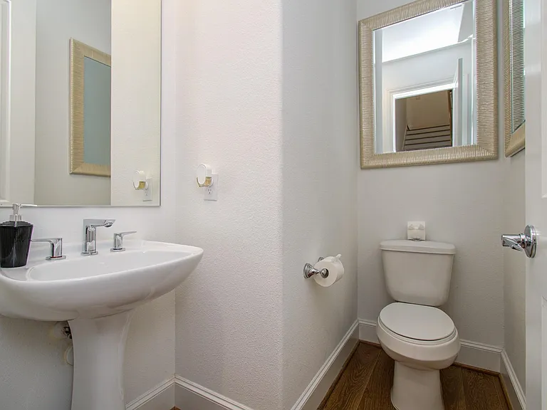1512 Stuart St — Photo 35