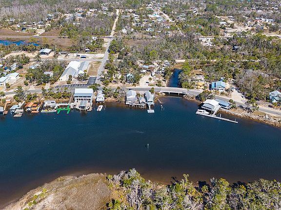 5th image of 707 SE Riverside Dr