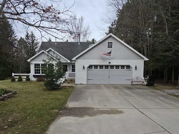 9138 White Pine Dr, Stanwood, MI 49346