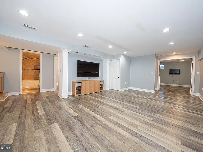 1099 Armstrong Ct — Photo 38