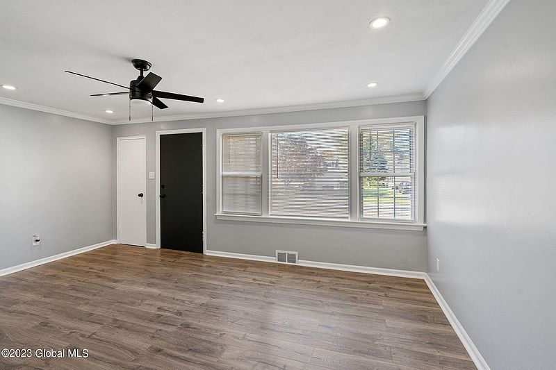 5th image of 112 Daniels Avenue