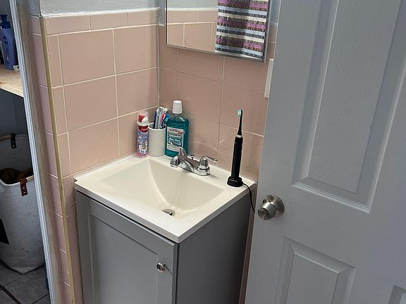 5th image of 1039 Broad St APT 2-A