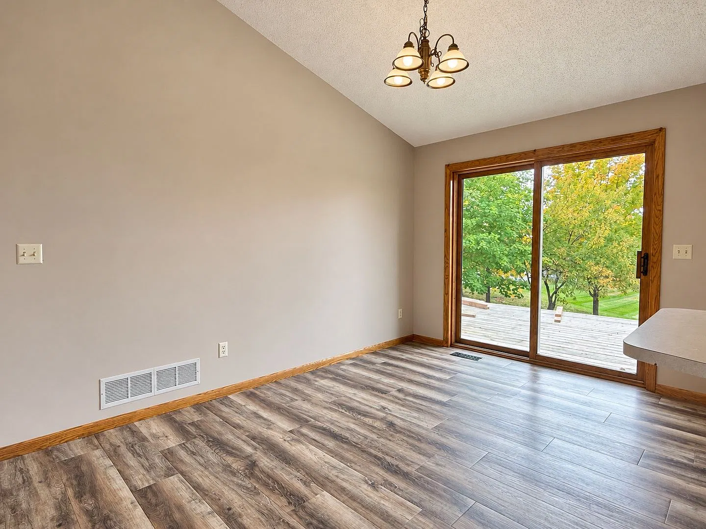 6 bed, 2.0 bath, 2450 sqft, $2,495 — Photo 4