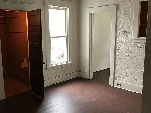 5th image of 374 S Saint Clair St APT 2