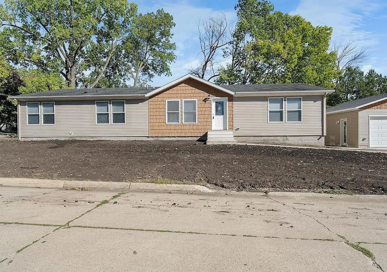 3 Bedroom, 2 Bathroom Home Charles City Iowa — Photo 3
