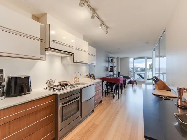 718 Main St #806, Vancouver, BC V6A 0B1