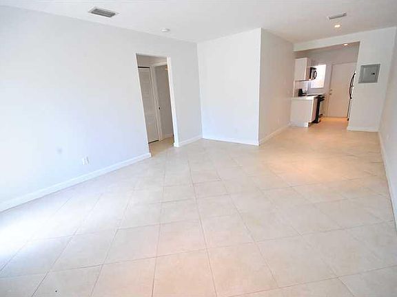 3rd image of 925 Bay Dr APT 5