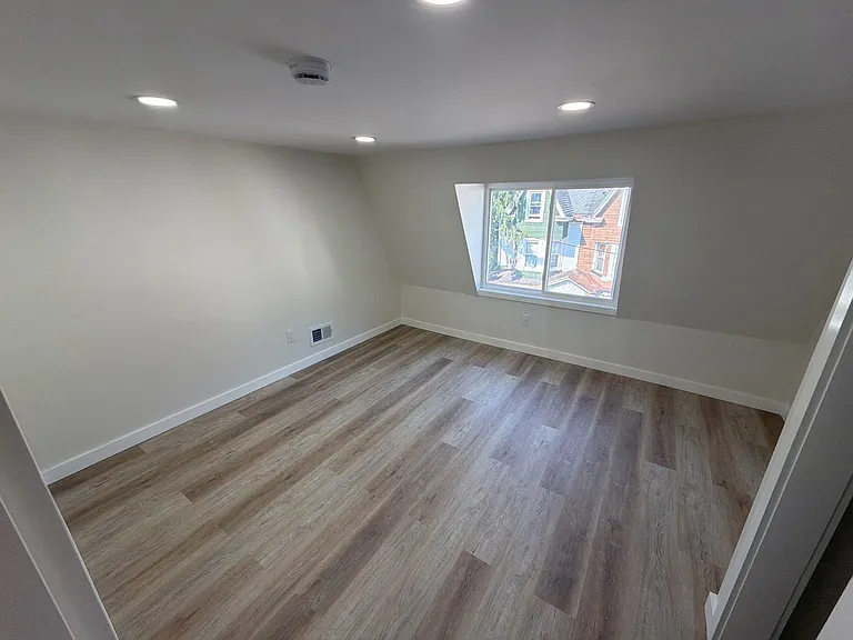 128 Hanford Pl — Photo 10