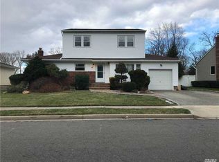 16 Beaumont Dr, Plainview, NY 11803