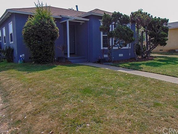 view of front house with good size front yard