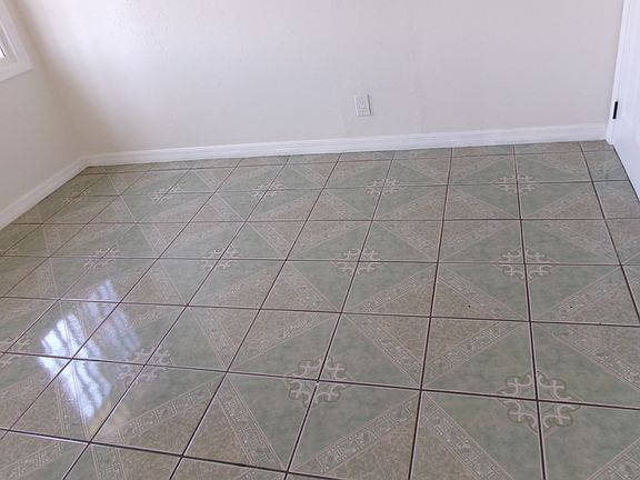 5th image of 1018 W 61st St #1018