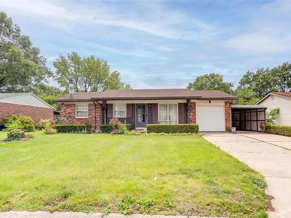 610 Saint Peter Dr, Godfrey, IL 62035