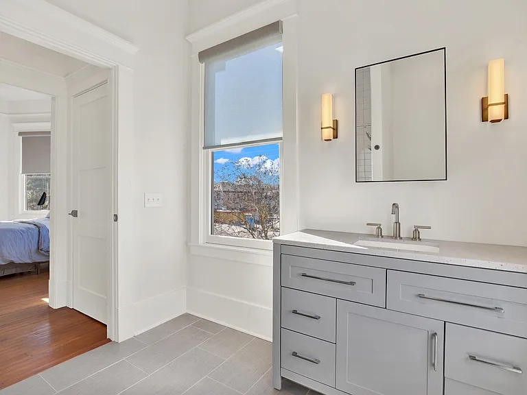 402 W 41st St #B — Photo 11