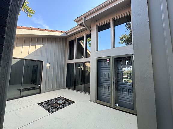 2nd image of 122 Fox Glen Cir