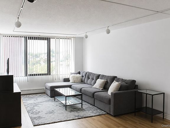 3rd image of 4 Martine Avenue #611