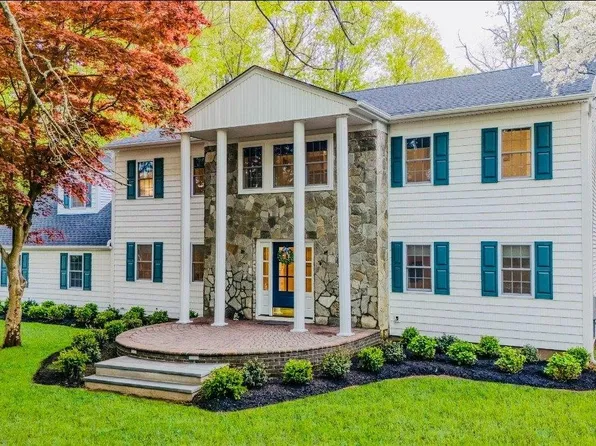 12 Crooked Oak Road, Belle Terre, NY 11777