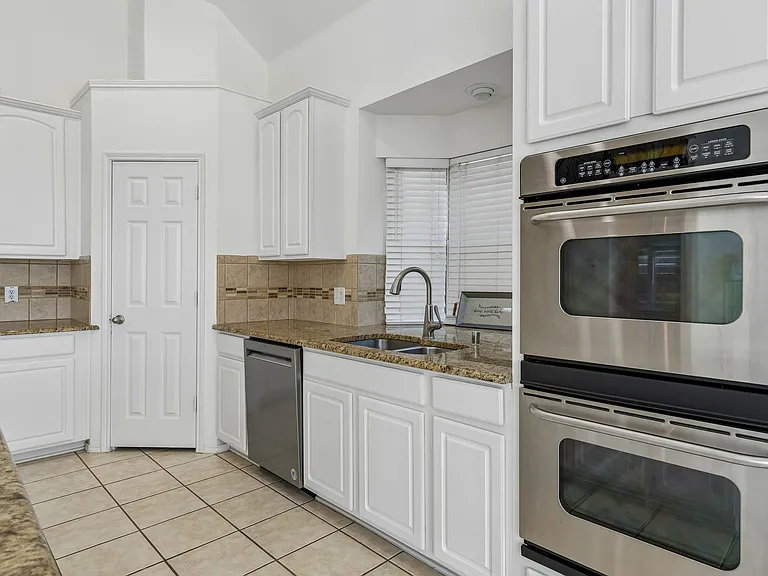 11821 Stephenville Dr — Photo 5