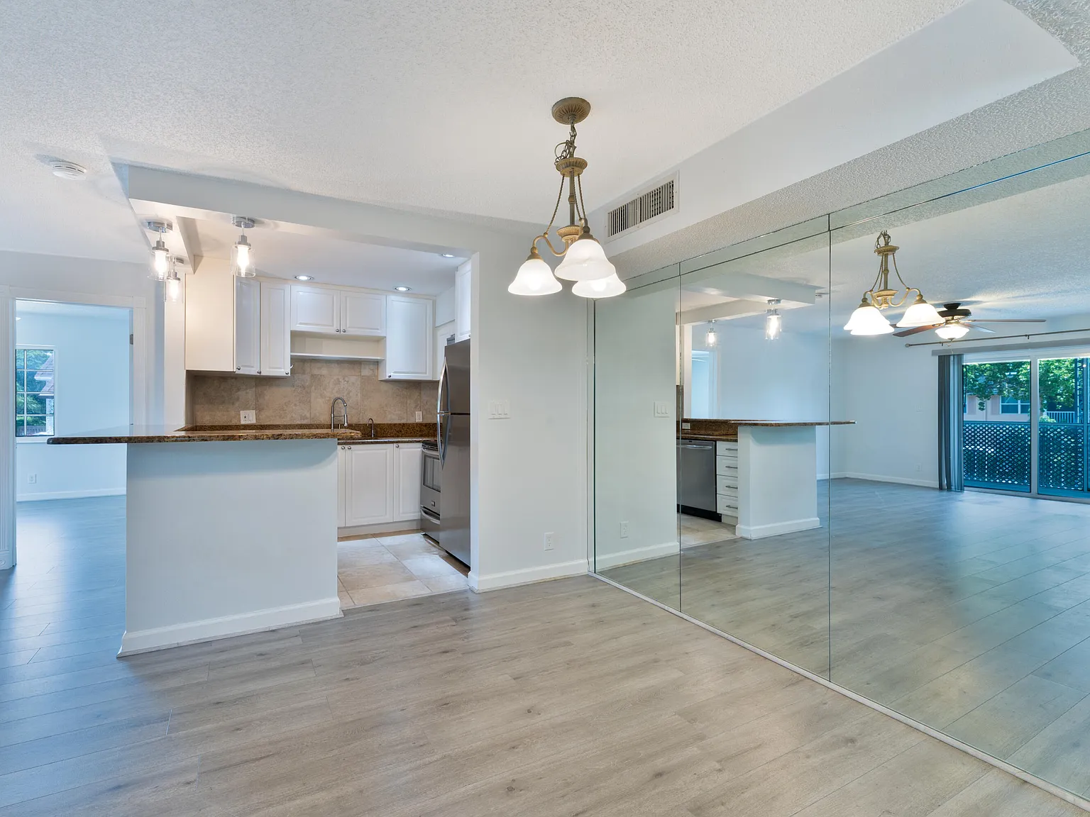 2 bed, 2.0 bath, 936 sqft, $2,100 — Photo 3