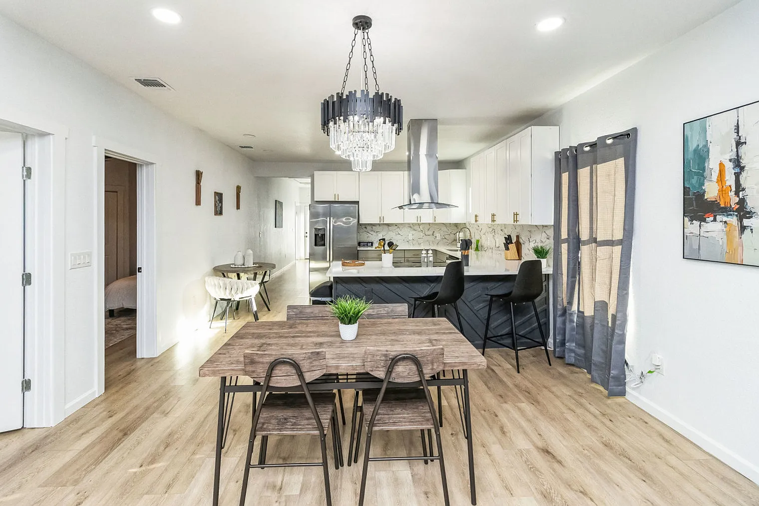 4 bed, 2.0 bath, 5242 sqft, $3,070 — Photo 4