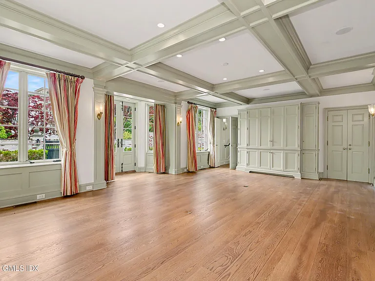 183 E Putnam Ave #CARRIAGE HOUSE — Photo 16